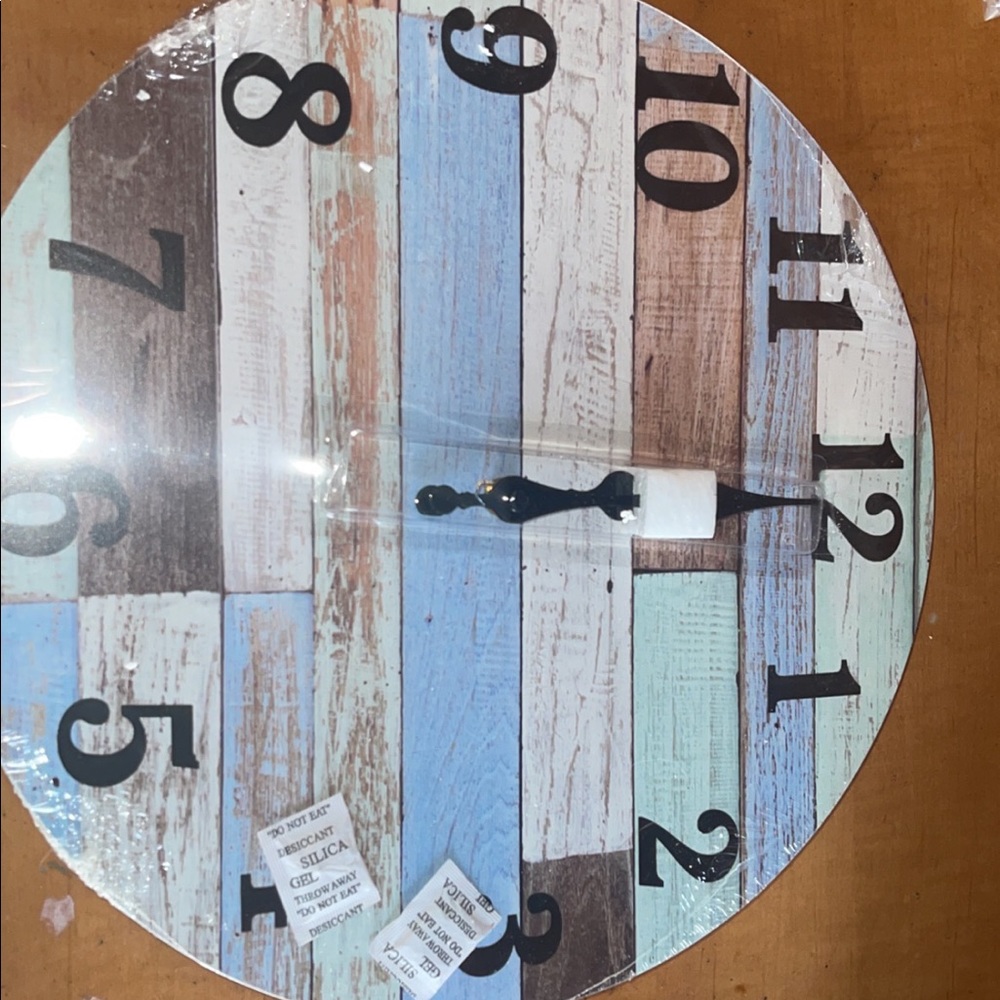 Brand new clock comes with it in box, it’s blue one size